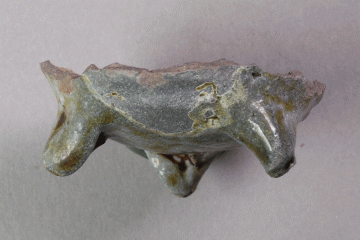 Fragment eines Grapens aus Steinzeug vom Gotthardsberg, Unterfranken, 15. Jahrhundert, Fd.-Nr. 0361, H. 2,40 cm, Br. 5,53 cm