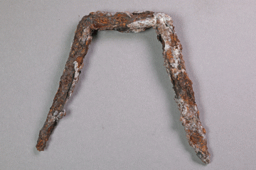 Krampe aus Eisen vom Gotthardsberg, Unterfranken, erste Hälfte 16. Jahrhundert, Fd.-Nr. 0452, H. 9,60 cm, Br. 10,55 cm