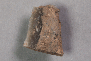 Steinschaber vom Gotthardsberg, Unterfranken, vorgeschichtlich, Fd.-Nr. 1107, H. 1,90 cm, Br. 1,58 cm