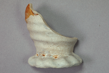Trichterbecher, Siegburg, Fd.-Nr. 033, ca. 1400, H. 7,7 cm, Br. 6,4 cm.