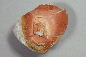 Trichterbecher, Siegburg, Fd.-Nr. 069 c, ca. 1400, H. 5,6 cm, Br. 6 cm.