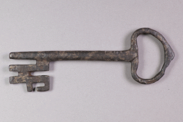 Schlüssel von der Burg Hauenstein, um 1400, Fd.-Nr. 067, H. 5,1 cm, Br. 13,2 cm