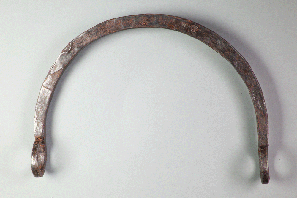 Eiserner Henkel eines bronzenen Grapens von der Burg Hauenstein, vor 1405, Fd.-Nr. 089, H. 13,7 cm, Br. 17,8 cm