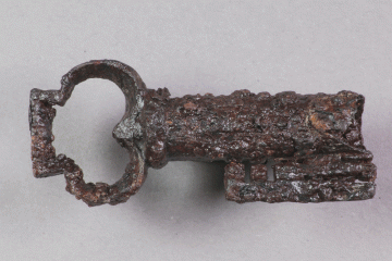 Schlüssel von der Burg Hauenstein, um 1400, Fd.-Nr. 102, H. 2,4 cm, Br. 5,1 cm
