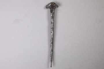 Achsnagel aus Eisen von der Burg Hauenstein, Fd.-Nr. 436, H. 14,95 cm, Br. 2,95 cm