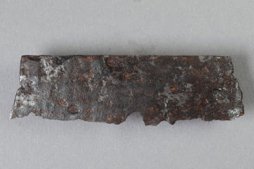 Hobelklinge aus Eisen von der Burg Mömbris, Unterfranken, letztes Drittel 13. Jh., Fd.-Nr. 198, H. 2,45 cm, Br. 8,3 cm