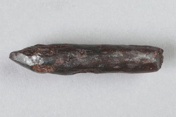 rmbrustbolzen (?) aus Eisen von der Burg Mömbris, Unterfranken, letztes Drittel 14. Jh., Fd.-Nr. 210, H. 1,4 cm, Br. 6,7 cm