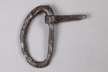 Schnalle aus Eisen von der Burg Mömbris, Unterfranken, letztes Drittel 14. Jh., Fd.-Nr. 229, H. 5,6 cm, Br. 6,1 cm