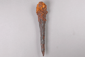 Spitze aus Eisen von der Burg Mömbris, Unterfranken, letztes Drittel 14. Jh., Fd.-Nr. 242, H. 14,6 cm, Br. 2,9 cm