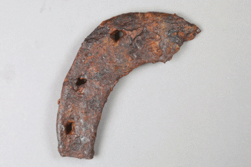 Fragment eines Hufeisens aus Eisen von der Burg Mömbris, Unterfranken, letztes Drittel 13. Jh., Fd.-Nr. 249, H. 9,7 cm, Br. 8,4 cm