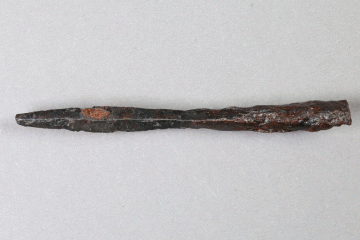 Pfeilspitze aus Eisen von der Burg Mömbris, Unterfranken, letztes Drittel 13. Jh., Fd.-Nr. 254, H. 0,6 cm, Br. 8,35 cm