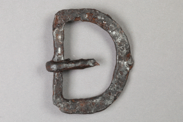 Schnalle aus Eisen von der Burg Mömbris, Unterfranken, Ende 14. Jahrhundert, Fd.-Nr. 319, H. 5,3 cm, Br. 4,42 cm