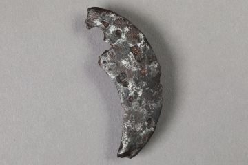 Fragment eines Hufeisens aus Eisen von der Burg Mömbris, Unterfranken, erste Hälfte 14. Jahrhundert, Fd.-Nr. 367, H. 5,05 cm, Br. 3,20 cm