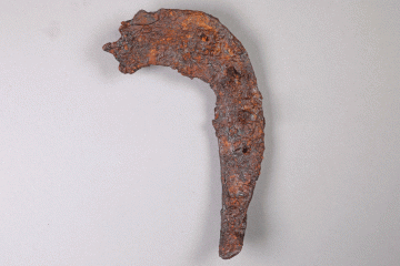 Fragment eines Hufeisens aus Eisen von der Burg Mömbris, Unterfranken, um 1400, Fd.-Nr. 381, H. 14,15 cm, Br. 8,7 cm