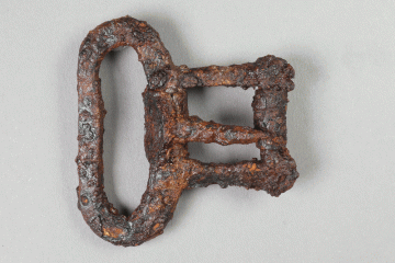 Schnalle aus Eisen von der Burg Mömbris, Unterfranken, erste Hälfte 14. Jahrhundert, Fd.-Nr. 393, H. 6,85 cm, Br. 6,3 cm