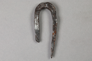 Krampen aus Eisen von der Burg Mömbris, Unterfranken, um 1400, Fd.-Nr. 412, H. 5,6 cm, Br. 2,3 cm
