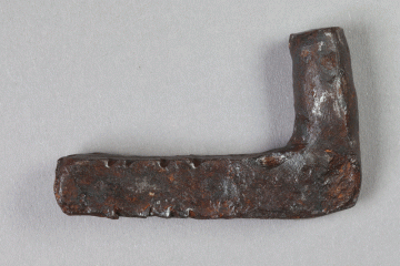 Haken aus Eisen von der Burg Mömbris, Unterfranken, um 1400, Fd.-Nr. 414, H. 4,1 cm, Br. 6,65 cm