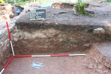 Bei der Zerstörung von 1333 lagerte sich über den Gräbern eine massive Kalkschicht an.