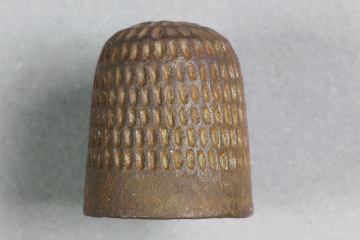 Fingerhut, um 1400, Fd.-Nr. 125, H. 1,71 cm, Br. 1,5 cm