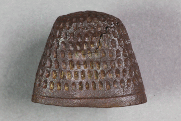Fingerhut, um 1400, Fd.-Nr. 045, H. 1,7 cm, Br. 2,0 cm