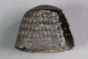 Fingerhut, um 1400, Fd.-Nr. 215a, H. 1,4 cm, Br. 1,71 cm