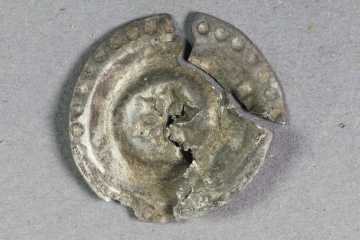 Hohlpfennig des Erzbistums Mainz aus Miltenberg, nach 1398, Fd.-Nr. 293, H. 1,8 cm, Br. 1,7 cm