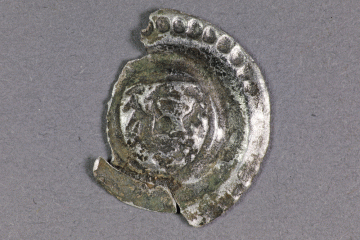 Hohlpfennig, Wertheim, um 1400, Fd.-Nr. 292, H. 1,9 cm, Br. 1,4 cm