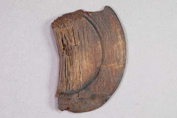 Holzrahmen eines Spiegels, um 1400, Fd.-Nr. 262, H. 9,0 cm, Br. 5,6 cm