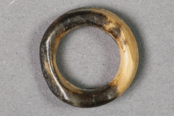 Ring eines Paternosters (?), Fd.-Nr. 217, um 1400, H. 1,71 cm, Br. 1,79 cm