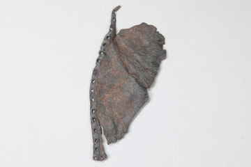 Fragment des Oberleders eines Schuhs, Fd.-Nr. 284ac, um 1400, H. 10,1 cm, Br. 5,2 cm