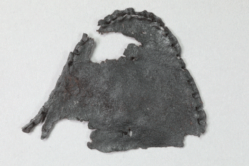 Fragment des Oberleders eines Schuhs, Fd.-Nr. 284ag, um 1400, H. 5,5 cm, Br. 7,1 cm