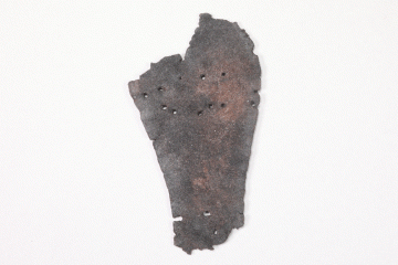 Fragment einer Schuhsohle aus Leder, Fd.-Nr. 286a, um 1400, H. 11,0 cm, Br. 6,1 cm