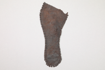 Fragment einer Schuhsohle aus Leder, Fd.-Nr. 286b, um 1400, H. 16,3 cm, Br. 7,3 cm