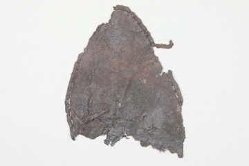 Fragment des Oberleders eines Schuhs, Fd.-Nr. 286d, um 1400, H. 10,3 cm, Br. 7,6 cm