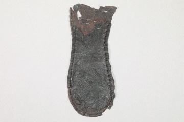 Fragment einer Schuhsohle aus Leder, Fd.-Nr. 286e, um 1400, H. 10,6 cm, Br. 4,7 cm