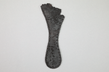 Fragment einer Schuhsohle aus Leder, Fd.-Nr. 286f, um 1400, H. 15,5 cm, Br. 5,9 cm