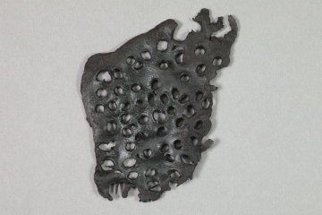 Fragment des Oberleders eines Schuhs mit zahlreichen Durchlochungen, Fd.-Nr. 285a, um 1400, H. 7,8 cm, Br. 4,6 cm