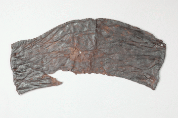 Fragment einer Gamasche, Fd.-Nr. 283, um 1400, H. 14,0 cm, Br. 20,2 cm