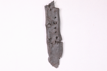 Fragment einer Messerscheide aus Leder, Fd.-Nr. 282, um 1400, H. 11,4 cm, Br. 2,6 cm