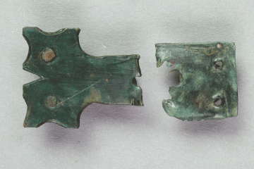 Buchschließe aus Buntmetall (Messing?) vom Gotthardsberg, Unterfranken, 15. Jahrhundert, Fd.-Nr. 0186, H. 2,25 cm, Br. 3,05 cm