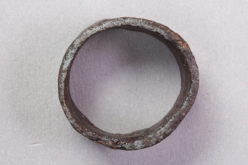 Ring aus Eisen vom Gotthardsberg, Unterfranken, 1. Hälfte 14. Jahrhundert, Fd.-Nr. 0248, H. 2,4 cm, Br. 2,5 cm