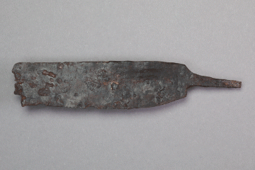 Messer aus Eisen vom Gotthardsberg, Unterfranken, zweite Hälfte 12. Jahrhundert, Fd.-Nr. 0249, H. 2,60 cm, Br. 11,29 cm
