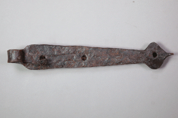 Scharnier aus Eisen vom Gotthardsberg, Unterfranken, 1. Hälfte 16. Jahrhundert, Fd.-Nr. 0255, H. 4,8 cm, Br. 27,9 cm