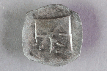 Silbermünze vom Gotthardsberg, Unterfranken, um 1300, Fd.-Nr. 0257, H. 1,43 cm, Br. 1,45 cm