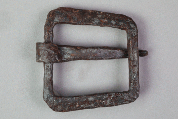 Schnalle aus Eisen vom Gotthardsberg, Unterfranken, erste Hälfte 16. Jahrhundert, Fd.-Nr. 0273, H. 5,40 cm, Br. 5,95 cm