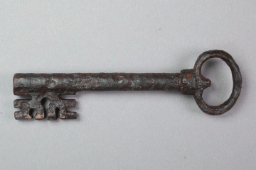 Schlüssel aus Eisen vom Gotthardsberg, Unterfranken, 15. Jahrhundert, Fd.-Nr. 0275, H. 3,34 cm, Br. 11,24 cm