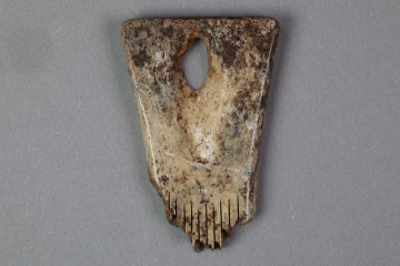 Kamm aus Knochen vom Gotthardsberg, Unterfranken, 13. Jahrhundert, Fd.-Nr. 0276, H. 5,45 cm, Br. 3,70 cm