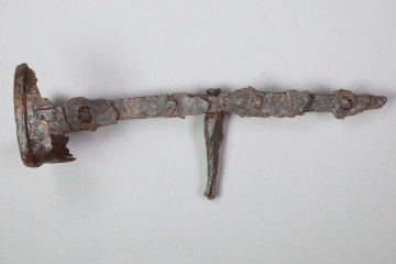 Striegel aus Eisen vom Gotthardsberg, Unterfranken, um 1400, Fd.-Nr. 0290, H. 5,67 cm, Br. 17,81 cm