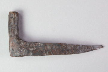 Angel aus Eisen vom Gotthardsberg, Unterfranken, 1. Hälfte 16. Jahrhundert, Fd.-Nr. 0304, H. 5,1 cm, Br. 10,6 cm