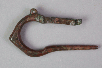 Beschlag aus Buntmetall (Messing?) vom Gotthardsberg, Unterfranken, 14. Jahrhundert, Fd.-Nr. 0312, H. 4,3 cm, Br. 7,9 cm
